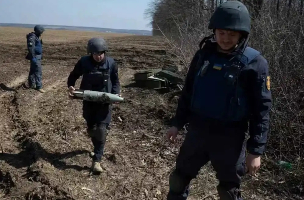 除了地雷外，俄烏戰場上還有許多未爆彈，威脅到經過人員的安全。   圖 : 翻攝自三分亮劍
