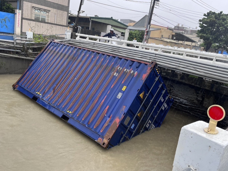 上午有擱淺貨櫃被發現漂流到高雄市林園橋下，港務公司緊急派車吊起。   圖：台灣港務公司／提供