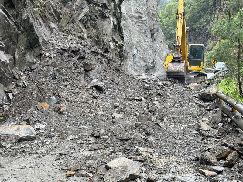 南橫公路利稻附近29日上午邊坡土石坍塌，造成道路阻斷，交通部公路總局第三區養護工程處關山工務段已搶通，恢復正常通行。   圖：關山工務段提供