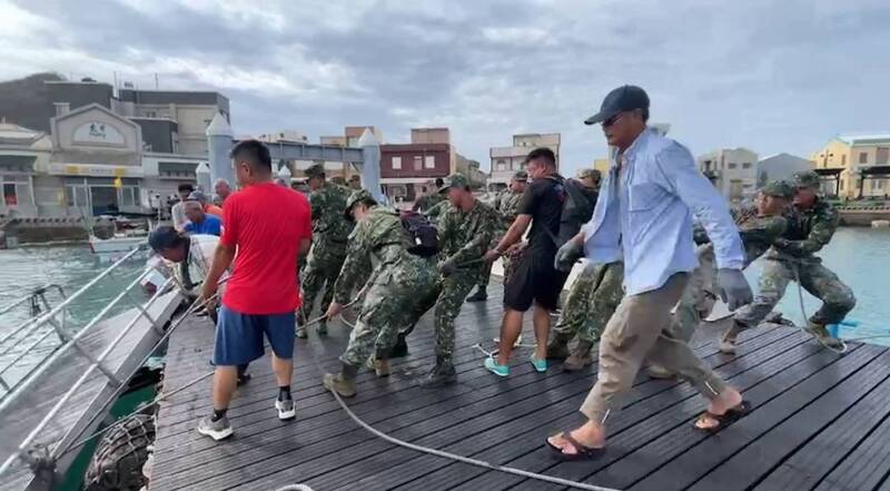 颱風杜蘇芮重創澎湖，澎湖防衛指揮部29日持續動員兵力協助澎湖災後復原等工作，災情嚴重的虎井嶼，澎防部混砲營也投入兵力，合力拉起被風吹落海中的移動式棧橋。   圖：澎湖防衛指揮部提供