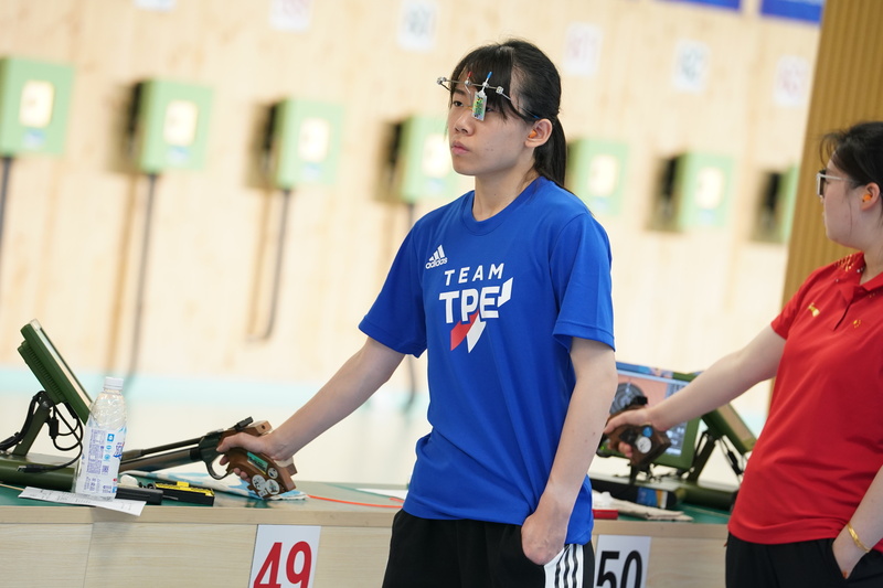 清華大學女子神射手陳俞如（中）29日在成都世大運女子10公尺空氣手槍決賽以215分摘下銅牌，這也是世大運台灣代表團29日所進帳的第2面獎牌。   圖：大專體總提供