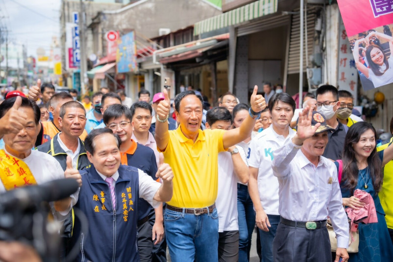 郭台銘走訪彰化北斗，藍白陣營都有要角相陪。   永齡基金會/提供