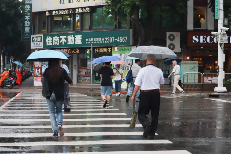 卡努今略為加速，暴風圈擴大，預計將在週二影響台灣。   圖：葉宜哲／攝