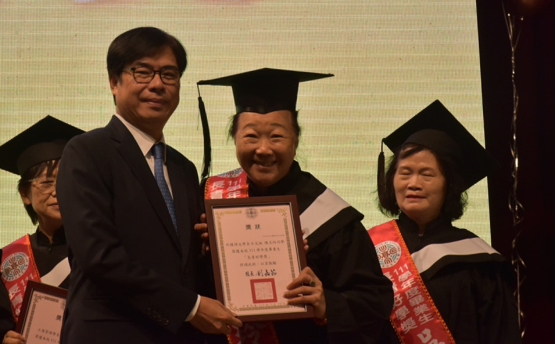 陳其邁(左)頒發「長青好學獎」。   圖：孫家銘攝