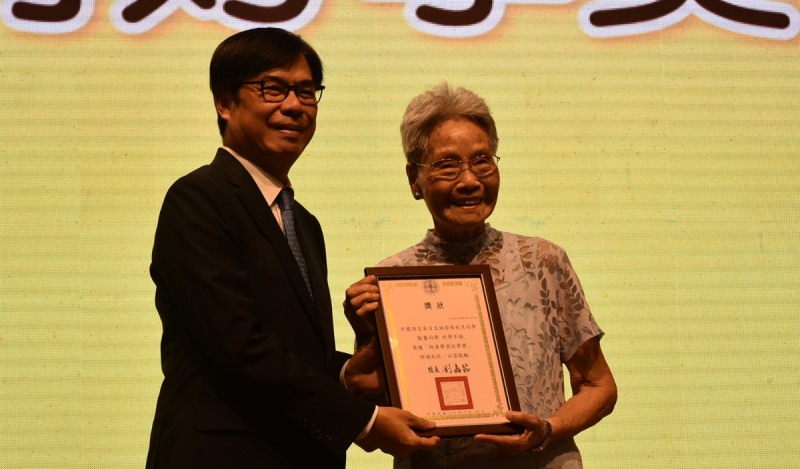 陳其邁(左)頒發98歲高齡的徐蔡彩月「終身學習好學獎」。   圖：孫家銘攝