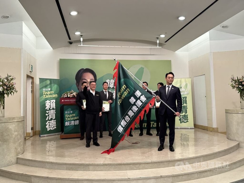 「韓國信賴台灣之友會」30日正式成立，民進黨前主席卓榮泰（左）飛到首爾代表授旗給韓國分會理事長姜寧瑋（右）。   圖：中央社