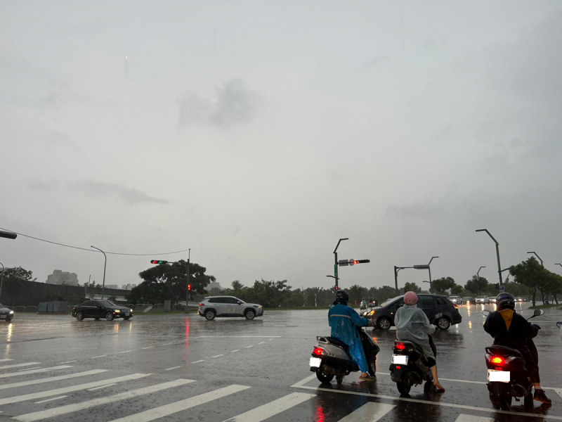 今(17)日受到低壓帶影響，天氣不穩定，台灣中南部地區有陣雨或雷雨。   圖：林岑韋／攝