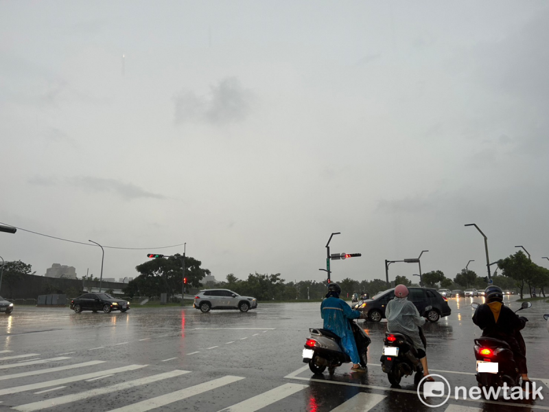 中央氣象署上午10時公布最新風雨預測，明日11個縣市風雨達停班課標準，但是否續放颱風假由當地縣市政府決定，以各縣市公布為準。   圖：林岑韋／攝