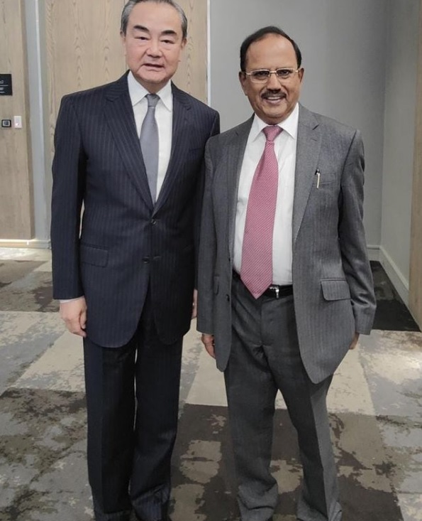 印度國家安全顧問多瓦爾多瓦爾（右）上星期在南非會晤中國外交部長王毅，表示等雙方解決當前邊境爭議問題後，再來討論訪中。   圖：翻攝自多瓦爾IG