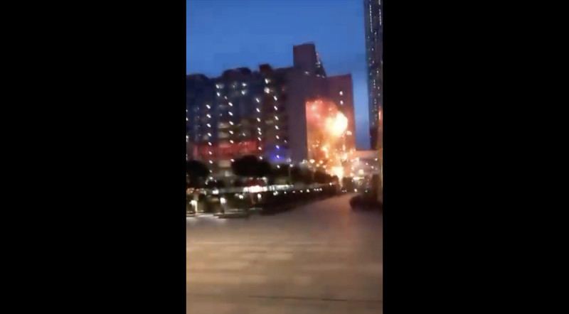 俄羅斯首都莫斯科一棟政府大樓於 30 日晚間遭烏軍無人機襲擊，頓時火光竄出。   圖：翻攝自推特@nexta_tv