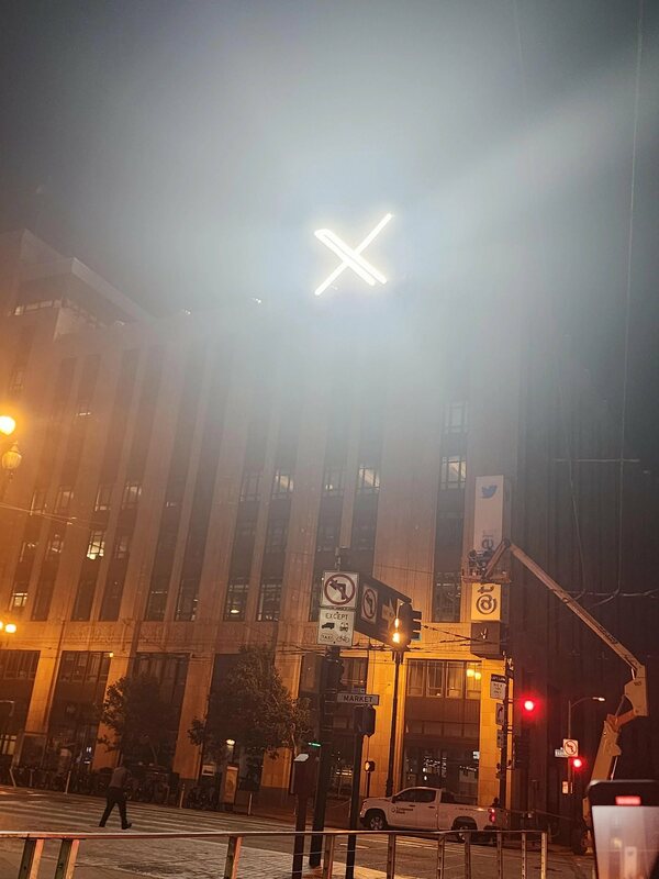 馬斯克將「X」標誌安裝在推特大樓屋頂，沒想到卻引起了一些鄰居和城市官員的反感，他們認為它過於刺眼和違規。   圖：翻攝自馬斯克X帳號