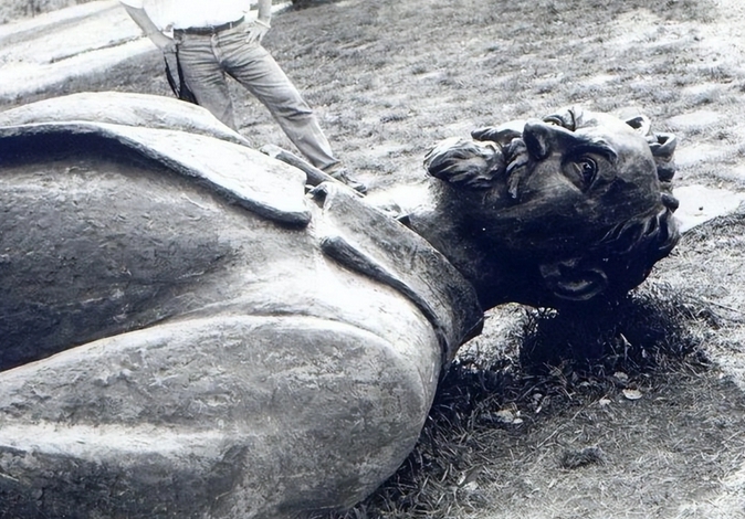 被推倒的蘇聯情報機構(後來的格別烏KGB)創始人、捷爾任斯基的雕像。   圖 : 翻攝自騰訊新聞