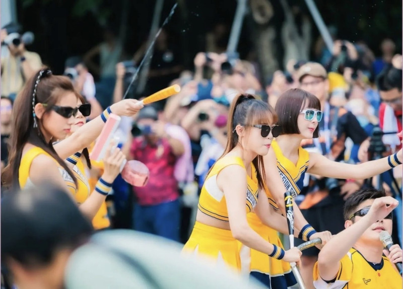 除了短今以外的成員，都是拿著球棒、小水槍等武器。   圖：翻攝自Hiro's日々台灣生活IG