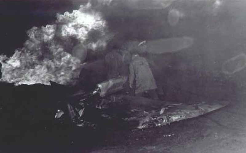 1950年8月5日晚間，一架B-29轟炸機執行從加州飛往關島的飛行任務，卻在加州特拉維斯空軍基地(Travis Air Force Base)升空不久後發生意外墜毀。圖為救難人員抵達現場搶救。   圖：翻攝U.S. Air Force