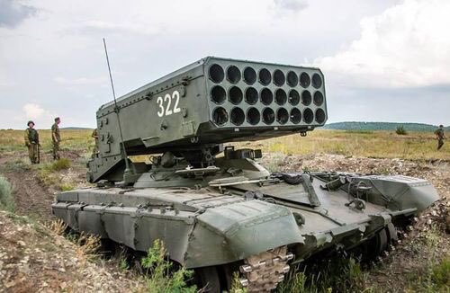 俄軍於前線採取遠程火炮、TOS-1A 溫壓武器系統（真空彈）和武裝直升機相結合，這些火力優勢較烏軍作戰效率為高。   圖：擷取自推特