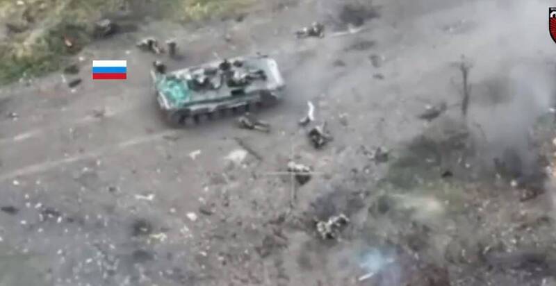 俄軍裝甲車遭飛彈擊中，俄軍跳車逃竄又遭到伏擊。   圖：翻攝推特
