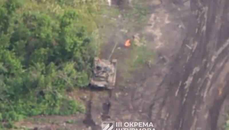 俄軍戰車遭到烏克蘭軍隊砲擊擊中，車上士兵全身著火包圍狂奔。   圖：翻攝推特
