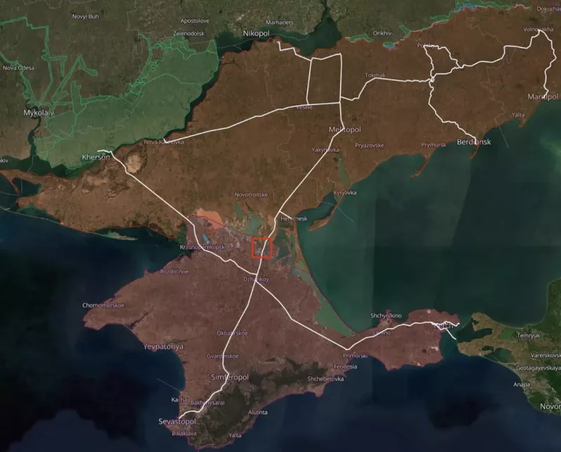 瓊加爾橋（紅色方框處）連接克里米亞半島與烏克蘭內陸，俄軍長期仰賴此路線供給前線物資。   圖：翻攝自推特@bayraktar_1love