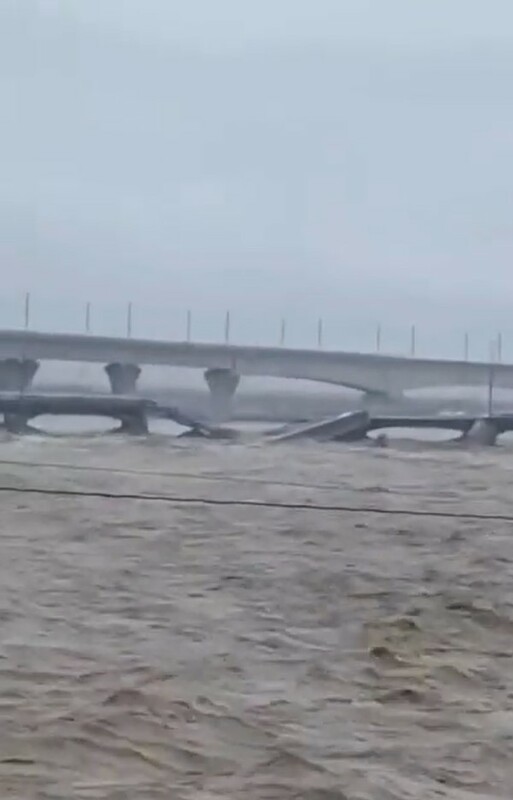 北京豐台區盧溝橋老橋，因暴雨影響而毀壞。圖：翻攝自方舟子推特