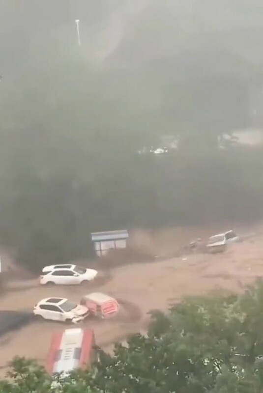 門頭溝洪水中，大量汽車被沖走。   圖：翻攝自蔡慎坤推特