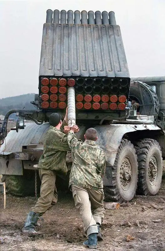 士兵正在裝填 BM-21 多管火箭系統。   圖：翻攝自騰訊網使用者河東三叔