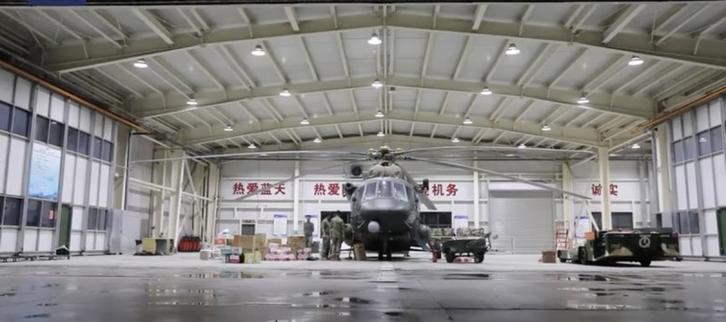 北京政府緊急於今（ 1 ）日調派解放軍第 81 集團陸航旅投入救災行動，並出動 4 架直升機前往災區搶救。   圖：翻攝自騰訊網／央視新聞