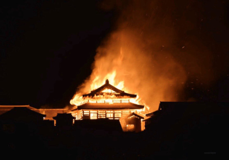 知名世界文化遺產日本沖繩「首里城」2019發生火災後幾乎完全燒毀，外交部宣布將捐贈日本5支台灣人造林所產紅檜木協助重建。   圖：翻攝推特