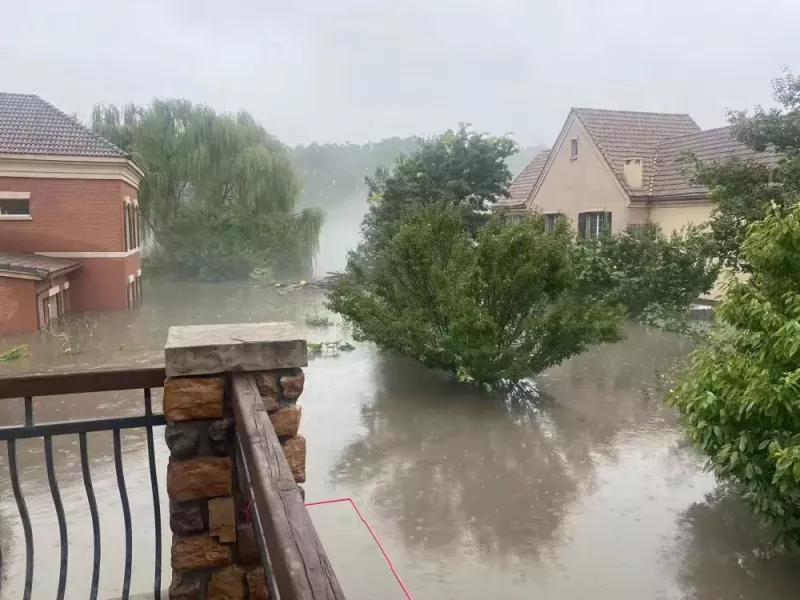 北京暴雨，河北涿州「丹佛爾」社區淹水，多位居民被困。   圖：翻攝自《南方周末》