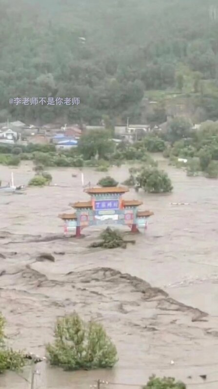 北京市門頭溝各地爆發山洪，降雨量最高達 723 毫米。   圖：翻攝自李老師不是你老師推特