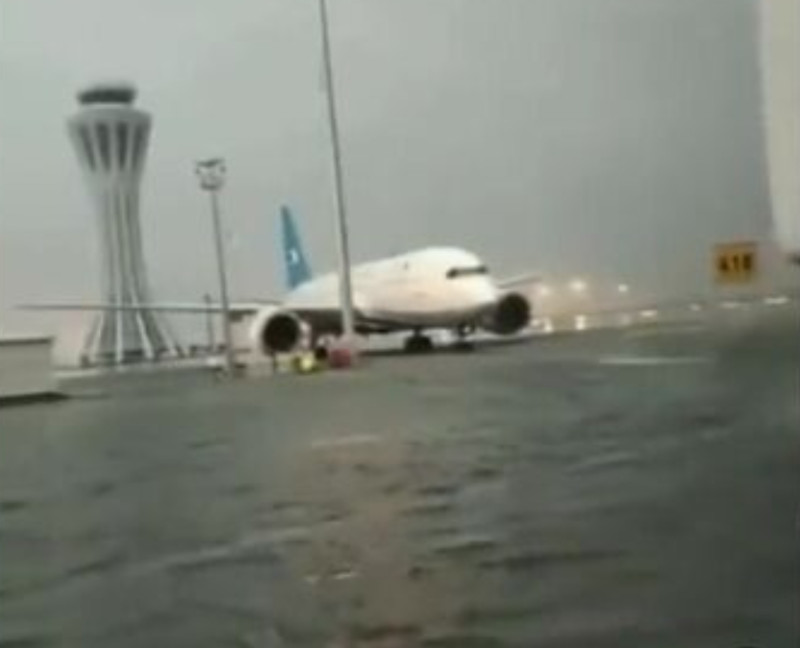 中國河北省暴雨，連北京大興機場都水淹飛機鼻輪，在附近的保衛首都航空部隊也跟著淹水。   圖 : 翻攝自方舟子推特