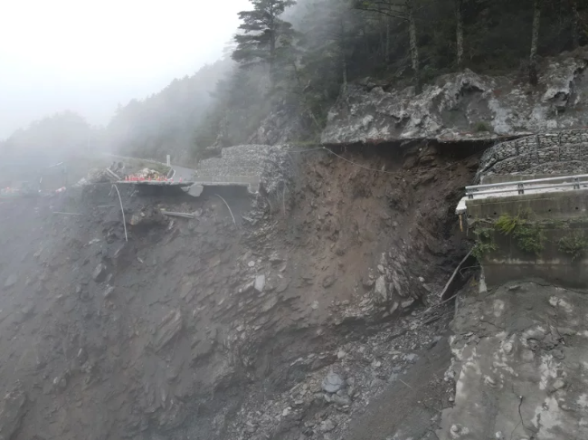 南橫38.8k~39.2k有一處路基嚴重流失約300公尺。   圖：關山工務段／提供