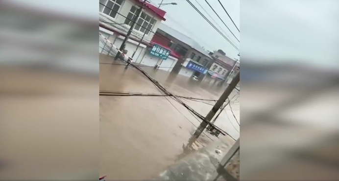 河北涿州因暴雨與上游洩洪，導致多處洪水氾濫成災，多位居民被困家中。   圖：翻攝自大紀元時報