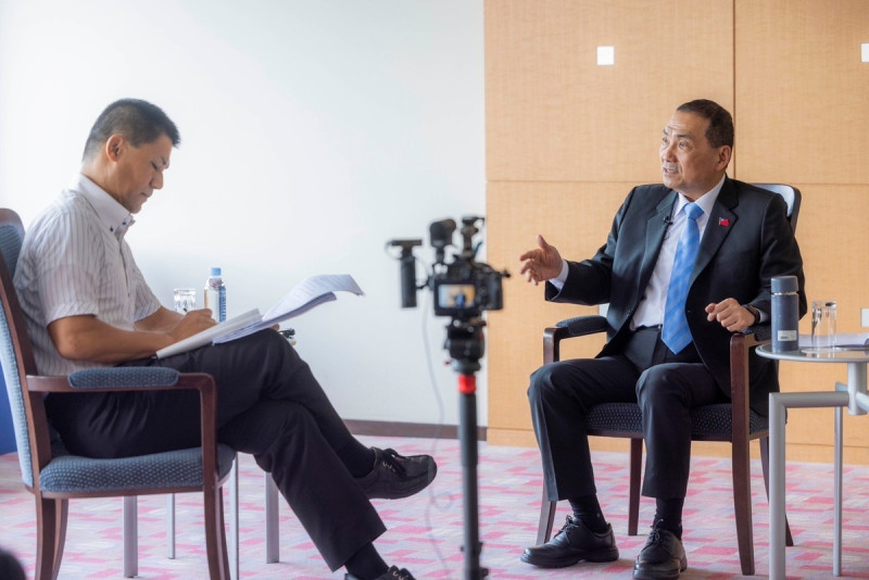 侯友宜在東京接受日本媒體專訪。   圖：侯友宜競選辦公室提供