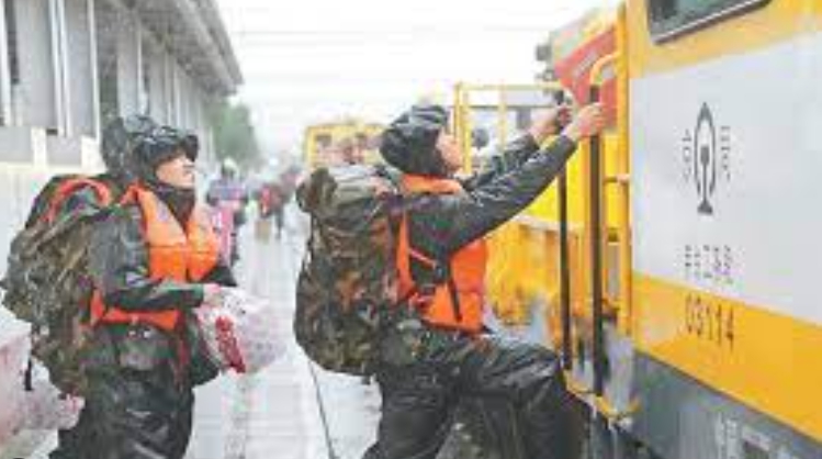 救難人員將物資送到受困的K396火車旅客手中。   圖 : 翻攝自新華網