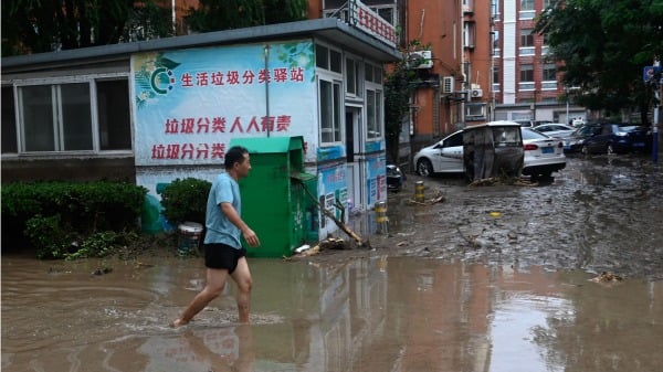日前傳出當局為保首都北京，讓房山區水庫洩洪至毗鄰的涿州市，迫使許多民眾還沒來得及撤離，當地即淹成一片汪洋。   圖：擷取自「看中國」