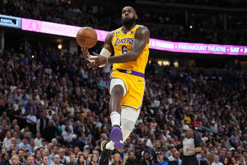 今年即將邁入39歲的洛杉磯湖人球星LeBron James，將要迎來他個人第21個NBA賽季，James已經連續19個賽季都繳出場均25分以上的表現。   圖／美聯社／達志影像