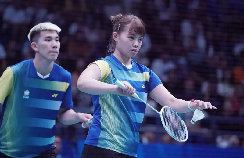 中華羽球隊在成都世大運混團四強戰擊敗馬來西亞晉級，圖為台灣混雙搭檔李佳馨與葉宏蔚。   圖／大專體總提供
