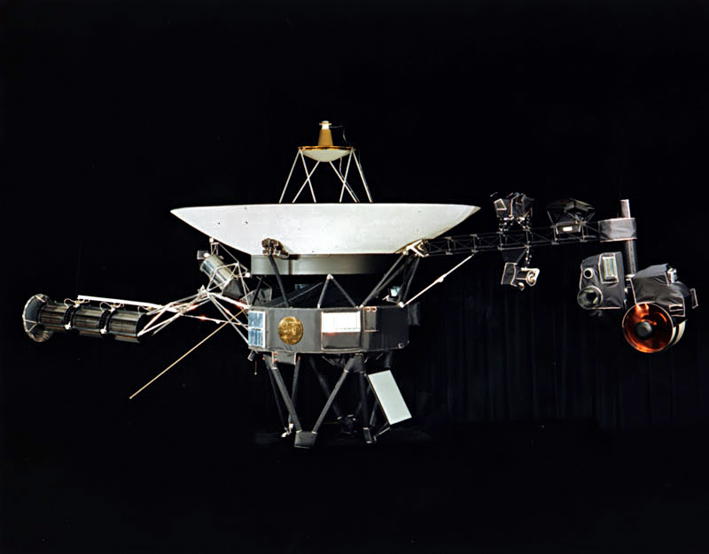 航海家 2 號（Voyager 2）是有史以來運作時間最久的太空探測器。日前由控制中心送出一串指令意外讓航海家 2 號與地球失去聯繫。   圖：翻攝自維基百科