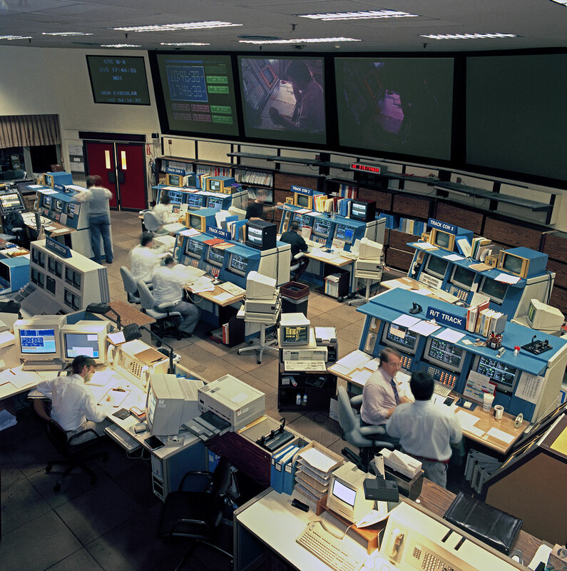 位於 NASA 噴射推進實驗室的深空網路（Deep Space Network）控制中心，攝於 1993 年。   圖：翻攝自維基百科