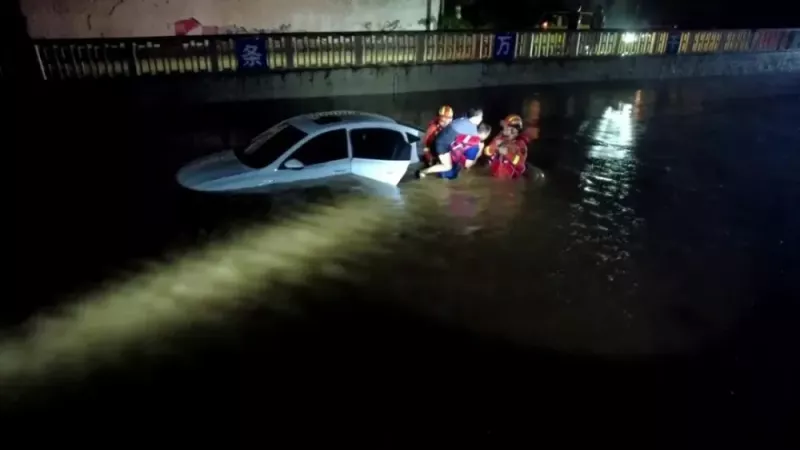 北京暴雨，民眾駕駛車輛受困於洪水之中，動彈不得，所幸救難人員即時救出。   圖：翻攝自騰訊網／《南方人物周刊》