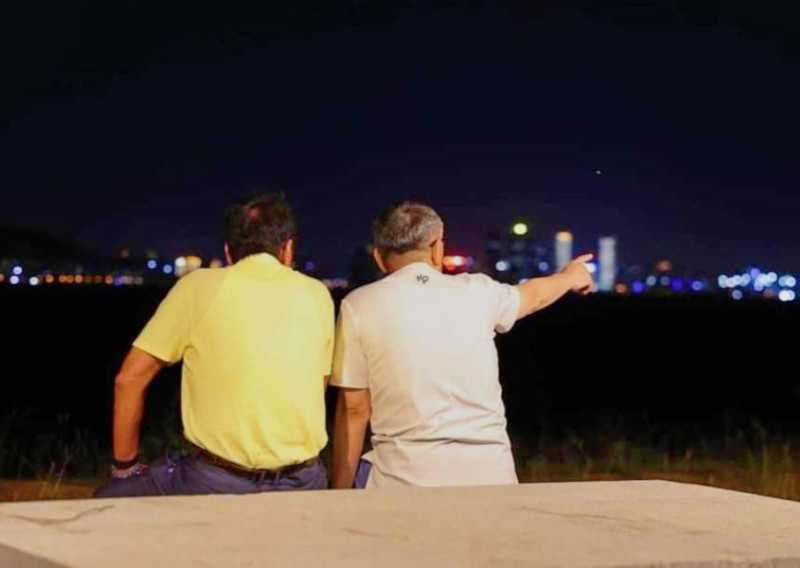 郭台銘(左)和柯文哲在金門並肩看海。   圖：翻攝郭台銘臉書