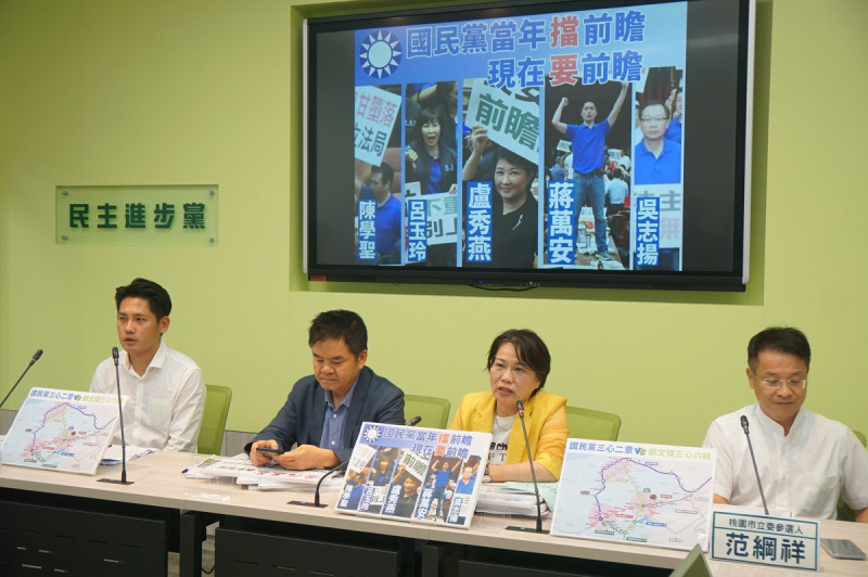 立法院民進黨團幹事長劉世芳（右2）和書記長莊瑞雄（左2），聯合前桃園市議員范綱祥（右1）以及桃園市議員彭俊豪（左1）舉辦了「柯式交通平權PART2」的記者會。   圖：取自劉世芳臉書粉專。