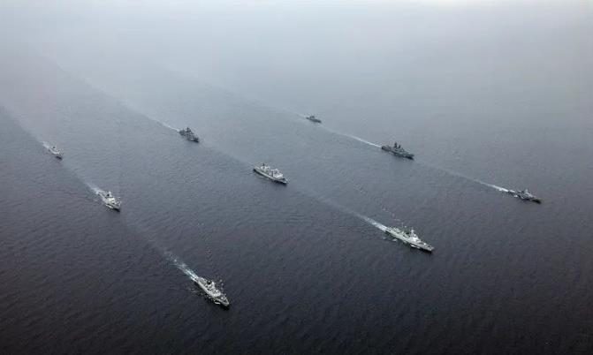 中俄海軍不僅演練了海上編隊訓練、聯合護航、聯合反潛和海上防空等「常規科目」，還出現了一個頗為敏感的新科目，那就是「艦載巡航導彈聯合對地打擊」。   圖：翻攝自新華網