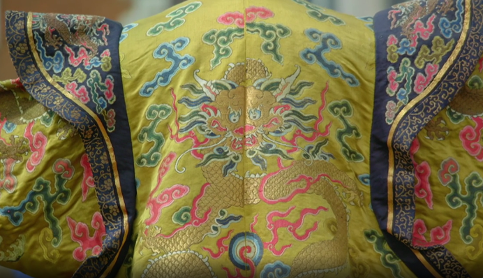 長袍背面的五爪金龍清晰可見，保存狀況良好。 圖：翻攝自Antique Roadshow