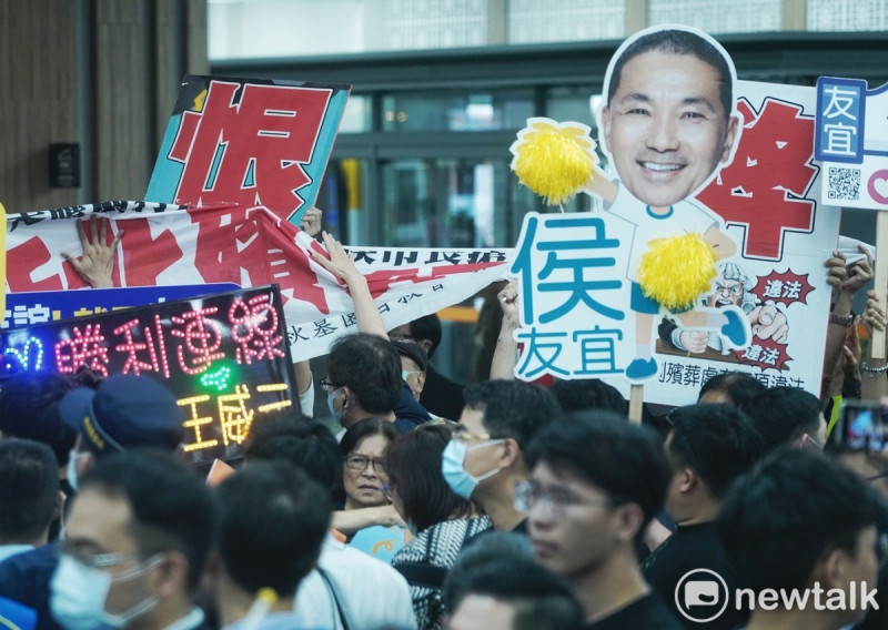 侯友宜傍晚返抵松山機場前，現場有民眾陳情，高喊「新北殯葬有弊案」。   圖：張良一/攝