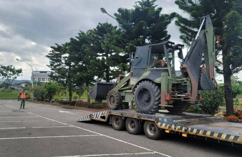 因應「卡努」颱風威脅，國軍880E型多功能工兵車於宜蘭冬山鄉天照宮完成預置，待命應援。   圖：第三作戰區提供