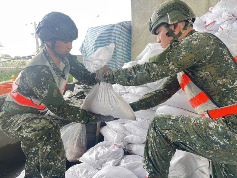 因應「卡努」颱風威脅，蘭陽地區指揮部派遣官兵至壯圍鄉公所實施沙包裝填。   圖：第三作戰區提供