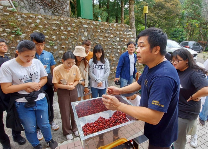 石岡分館邀具爸爸及小農身份的咖啡職人分享咖啡種植心得。   台中市政府文化局/提供
