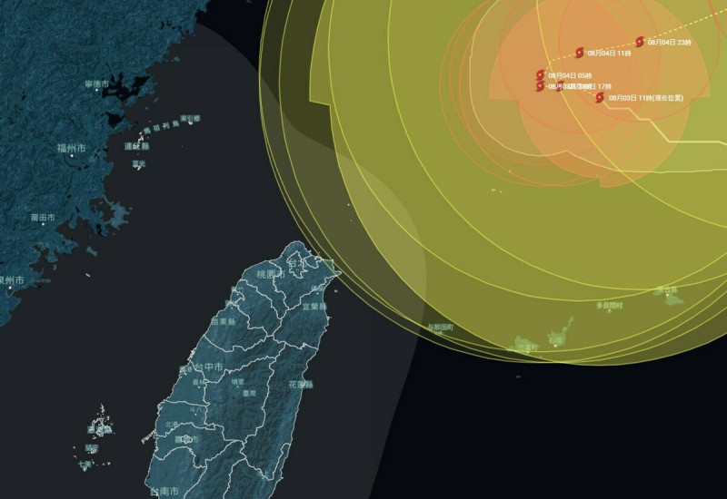 卡努正逐步向台灣北方陸地靠近。   圖：取自台灣颱風論壇