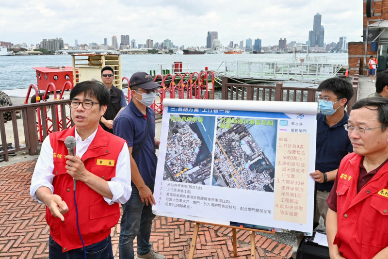 陳其邁(左一)關心旗津大潮海水倒灌積水情況。   圖：高雄市水利局提供